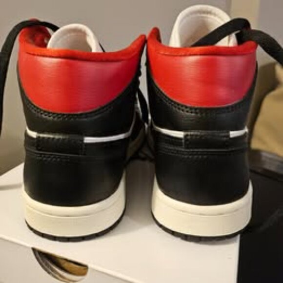 Ladies Air Jordans 1 Mid - Picture 3 of 5